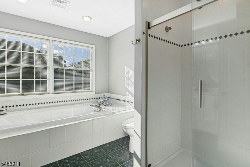 25 Hidden Pond Court Raritan NJ 08869