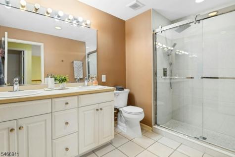 25 Hidden Pond Court Raritan NJ 08869