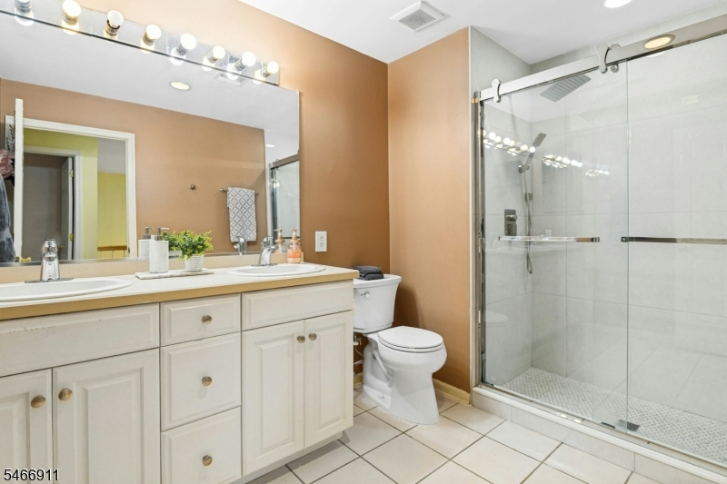 25 Hidden Pond Court Raritan NJ 08869