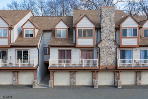 30 Woods Edge Drive Roxbury NJ 07876