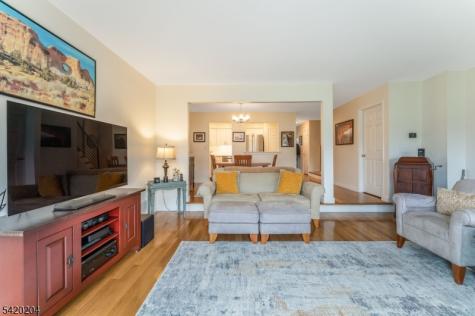 37 Chelsea Circle Raritan NJ 08822