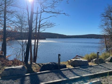 628 Lake Shore West Milford NJ 07421
