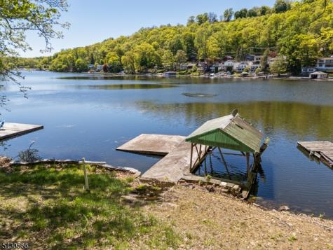 7 Riggs Avenue Hopatcong NJ 07843