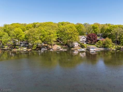 7 Riggs Avenue Hopatcong NJ 07843