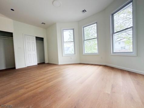 348 Woodside Newark NJ 07104