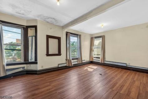 366 7TH Avenue W Newark NJ 07107