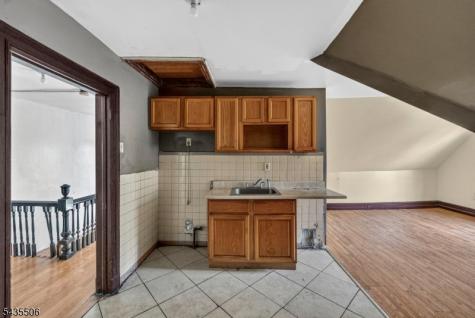 366 7TH Avenue W Newark NJ 07107