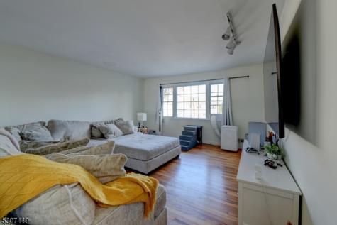 8 Sailer Court Elizabeth NJ 07201