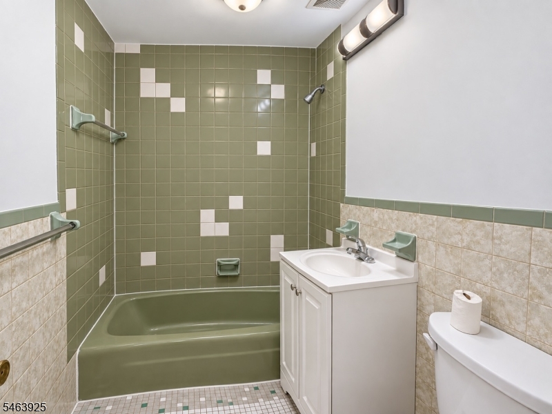 64 2ND Street Woodbridge NJ 07095
