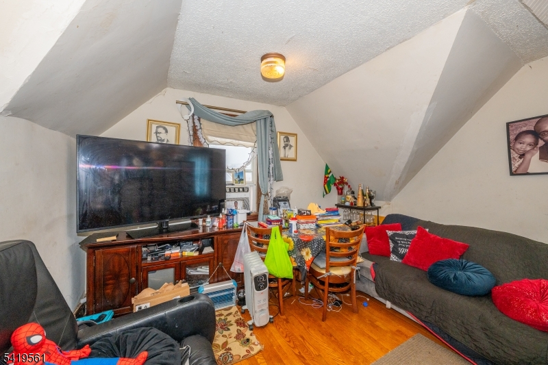 31 Chestnut Street East Orange NJ 07018