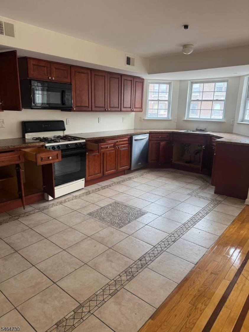 787 Clinton Avenue Newark NJ 07108