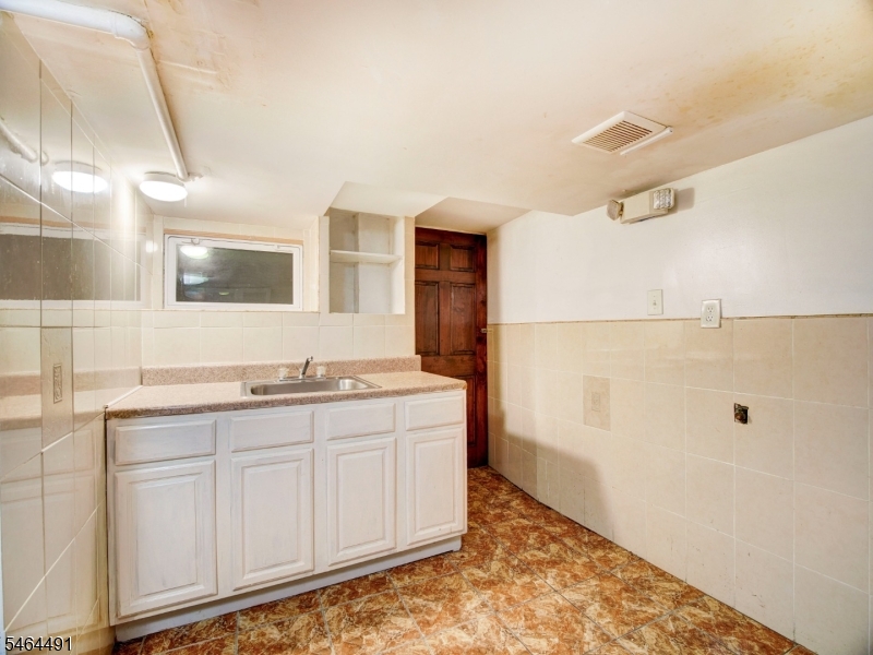 324 Clifton Avenue Newark NJ 07104