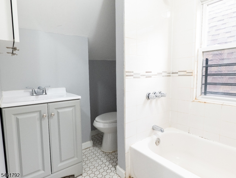 87 2ND Street Newark NJ 07107