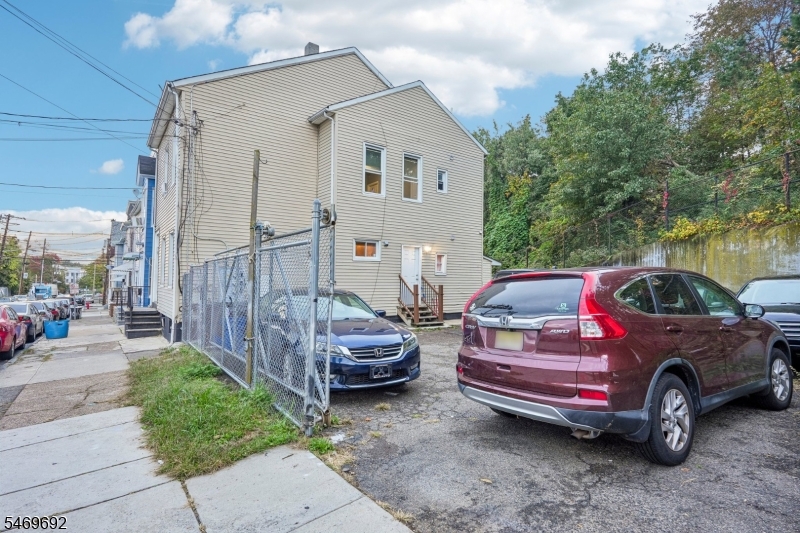 24 20TH Avenue Paterson NJ 07501