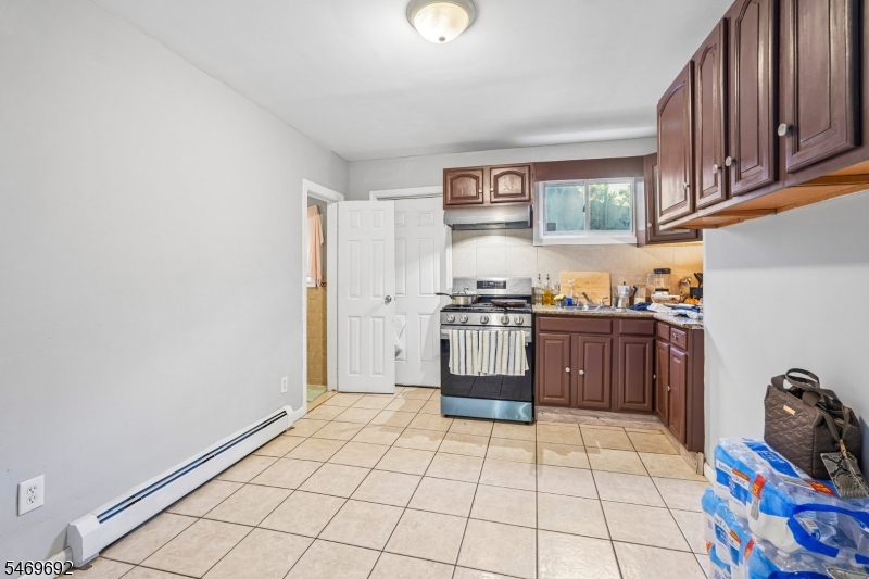 24 20TH Avenue Paterson NJ 07501