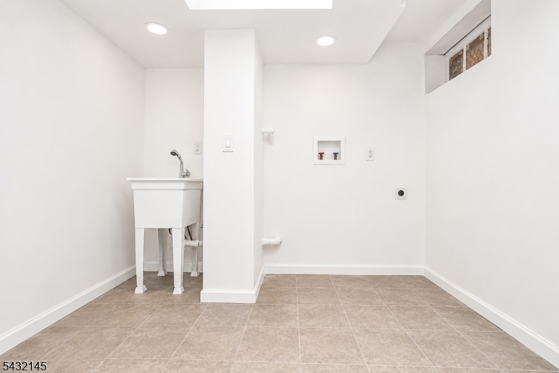 88 Manchester Place Newark NJ 07104