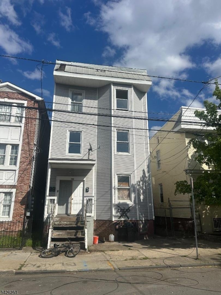 748 S 11th Street Newark NJ 07103