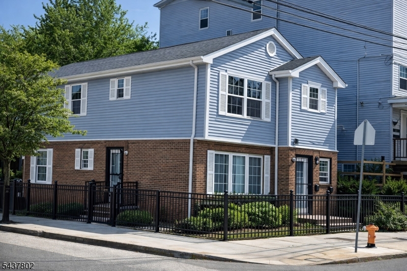 586 15TH Avenue Newark NJ 07103