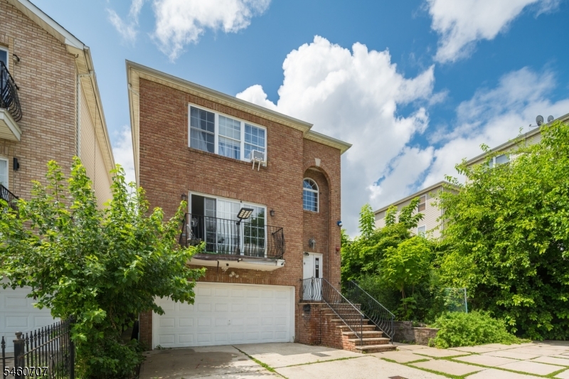 12 Seabury Court Newark NJ 07104