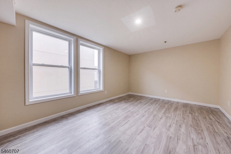 12 Seabury Court Newark NJ 07104