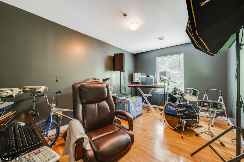 12 Seabury Court Newark NJ 07104