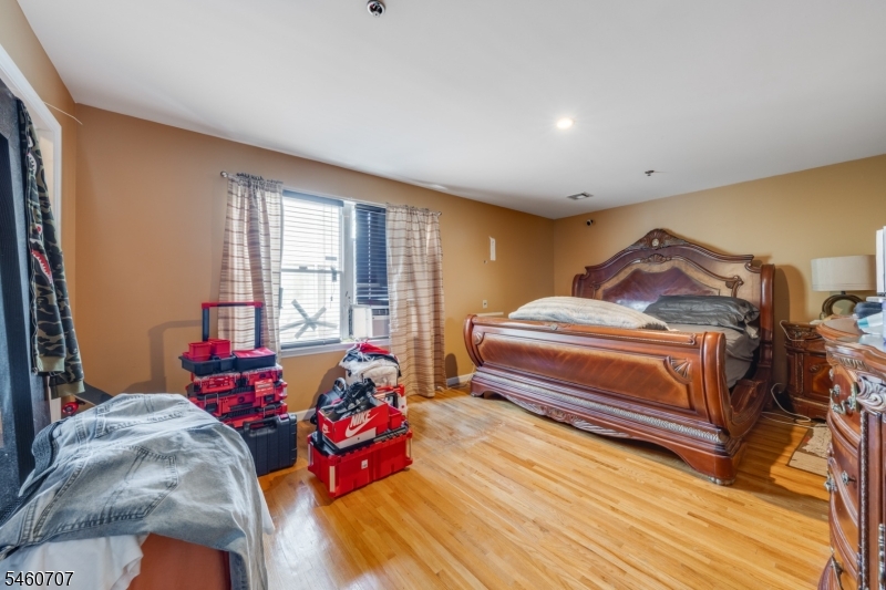 12 Seabury Court Newark NJ 07104