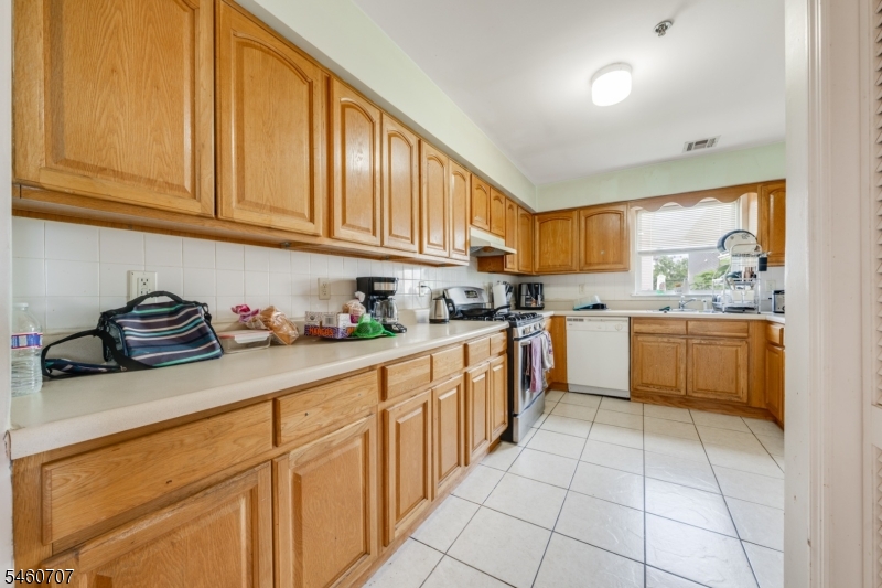 12 Seabury Court Newark NJ 07104