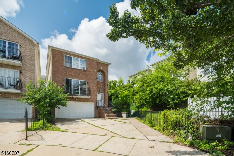 12 Seabury Court Newark NJ 07104