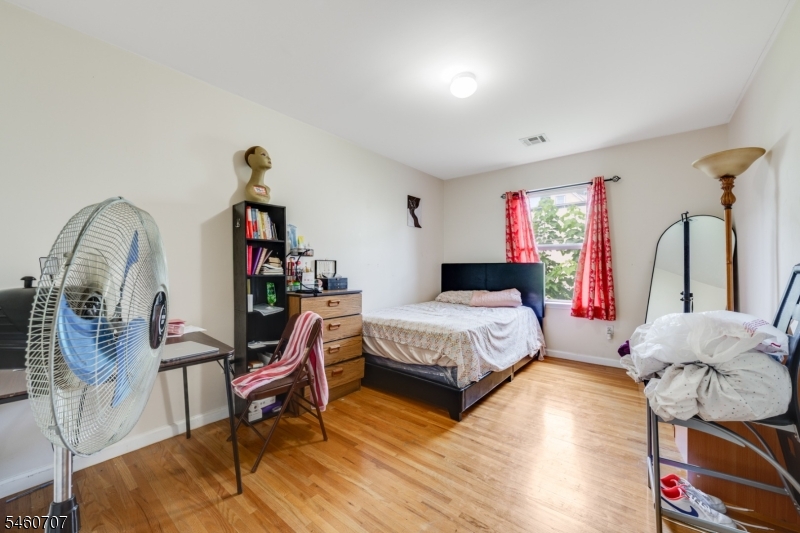 12 Seabury Court Newark NJ 07104