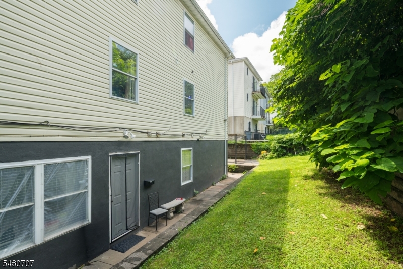 12 Seabury Court Newark NJ 07104