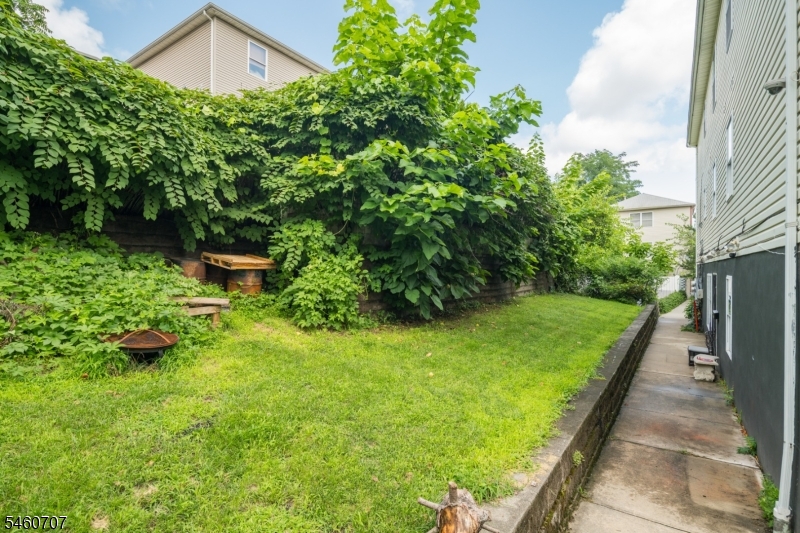 12 Seabury Court Newark NJ 07104