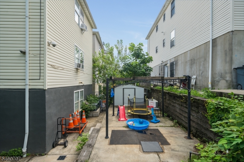 12 Seabury Court Newark NJ 07104