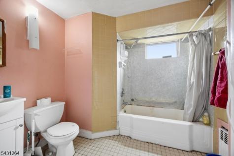86 Llewellyn Avenue Hawthorne NJ 07506