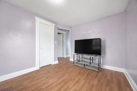 86 Llewellyn Avenue Hawthorne NJ 07506