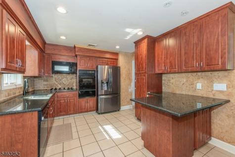 33 Lakeside Avenue Bloomingdale NJ 07403