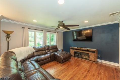33 Lakeside Avenue Bloomingdale NJ 07403