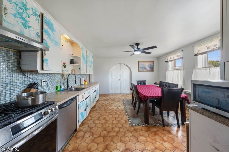 655 4TH Avenue Elizabeth NJ 07202