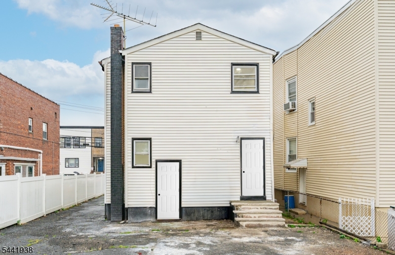 284 2ND Avenue Newark NJ 07107