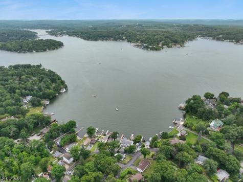 19 Lakeland Drive Hopatcong NJ 07843