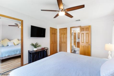 8 Reidar Drive Roxbury NJ 07876