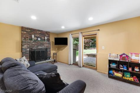 8 Reidar Drive Roxbury NJ 07876