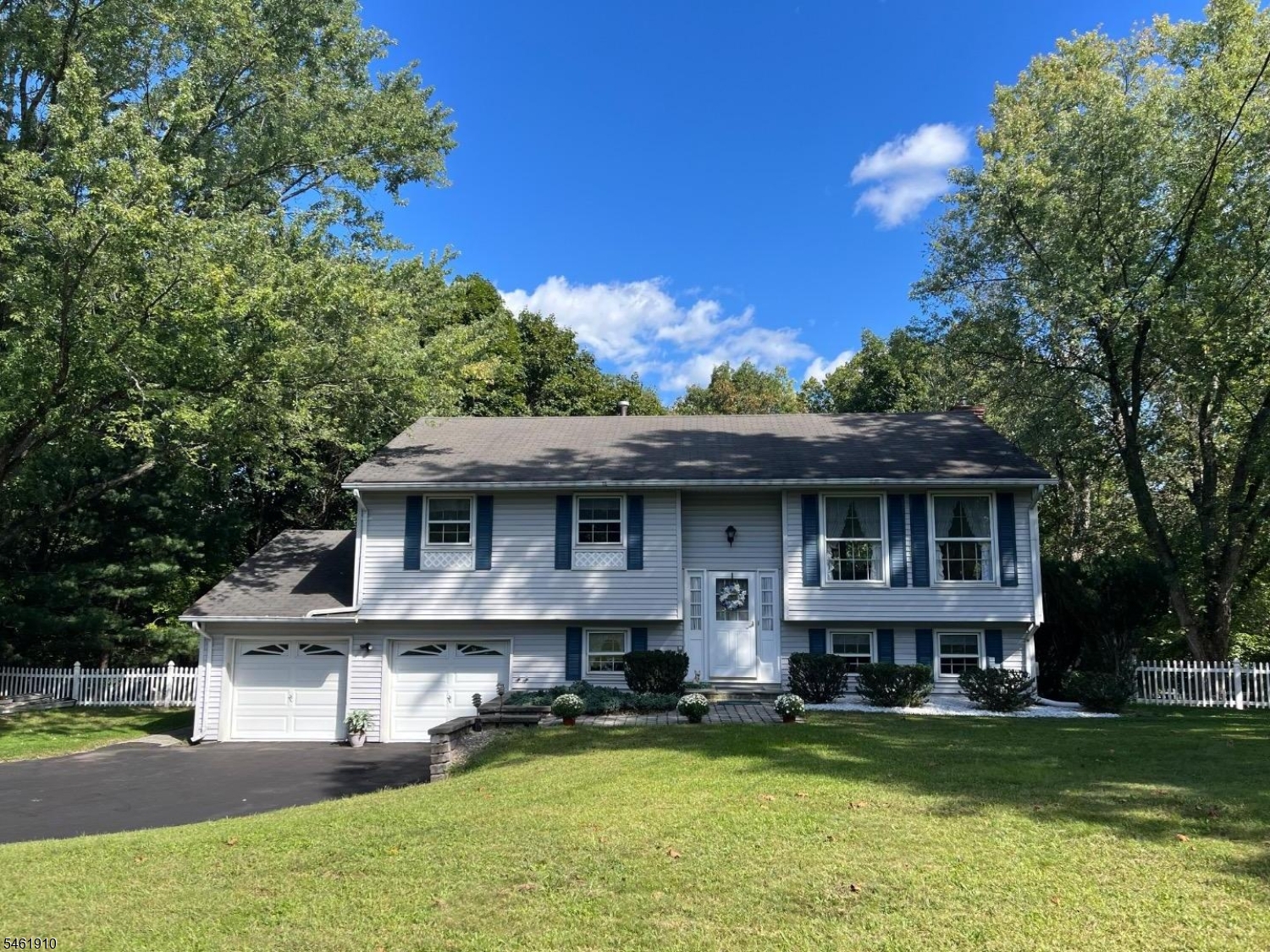 6 Redwood Drive Clinton NJ 08809