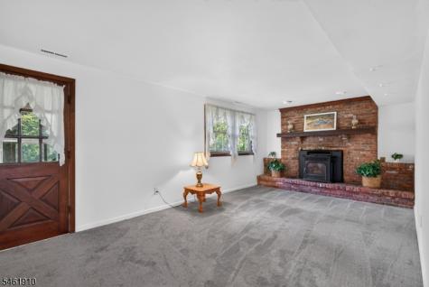 6 Redwood Drive Clinton NJ 08809