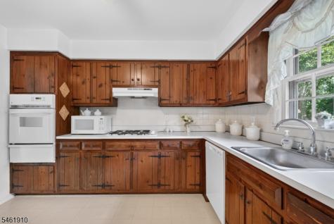 6 Redwood Drive Clinton NJ 08809
