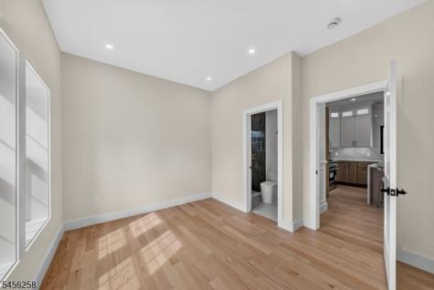229 East Lane Clark NJ 07066