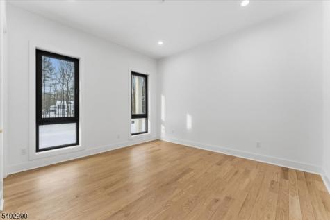 83 Falcon Road Livingston NJ 07039