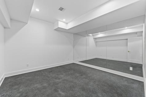 83 Falcon Road Livingston NJ 07039