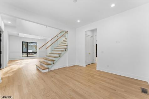 83 Falcon Road Livingston NJ 07039