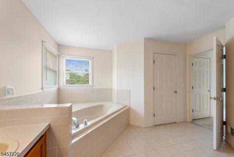 4 Hawthorn Drive Roxbury NJ 07876