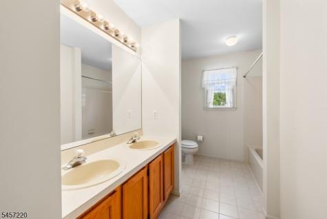 4 Hawthorn Drive Roxbury NJ 07876